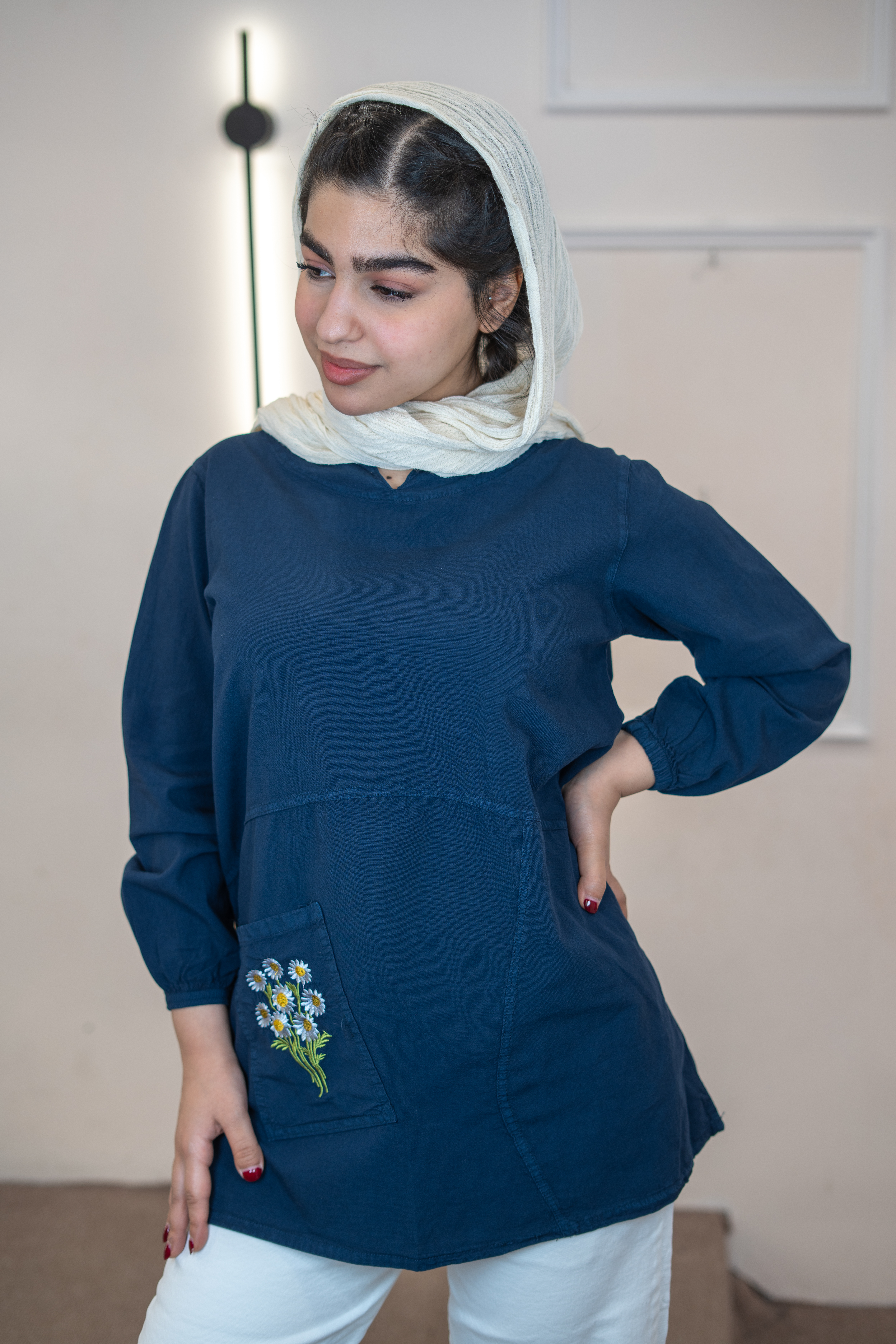 شومیز زنانه الیاف طبیعی گلدوزی مدل زنبق
